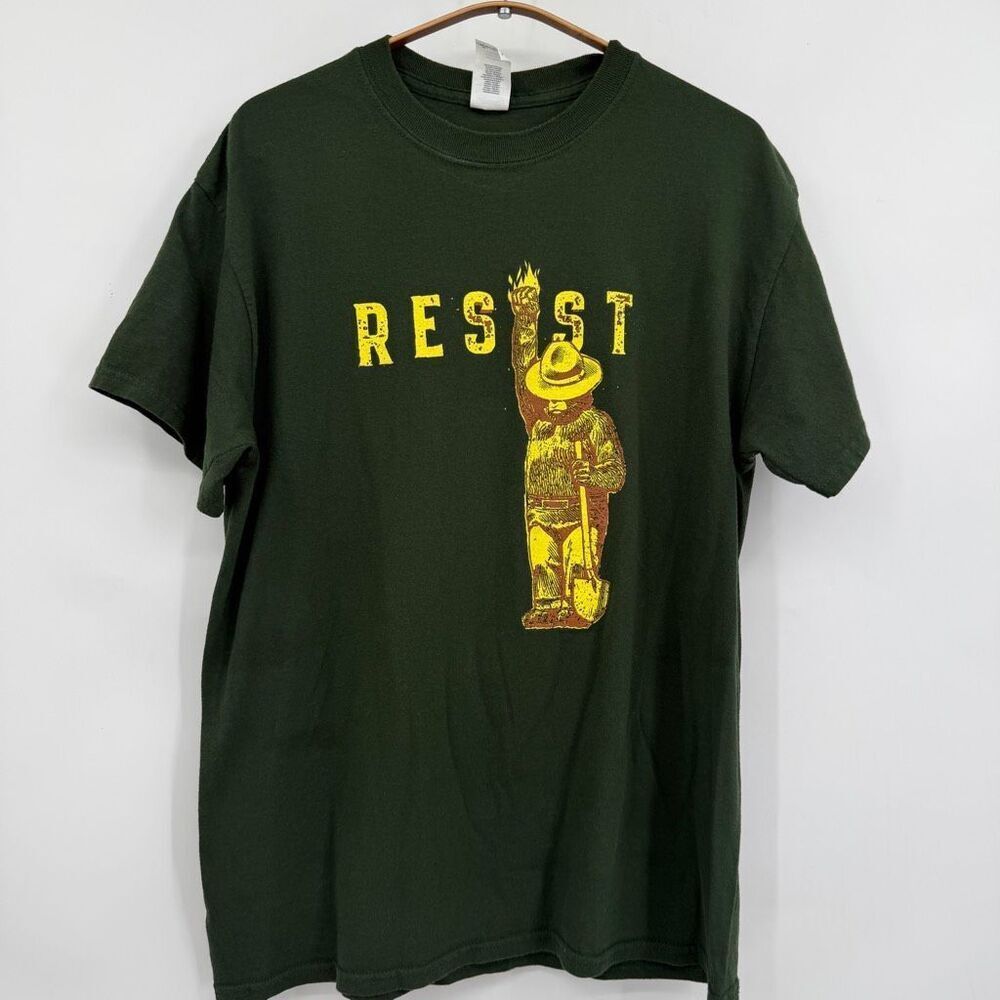 Smokey Bear RESIST Graphic T-Shirt Forest Green Unisex Short Sleeve Tee Sz M
